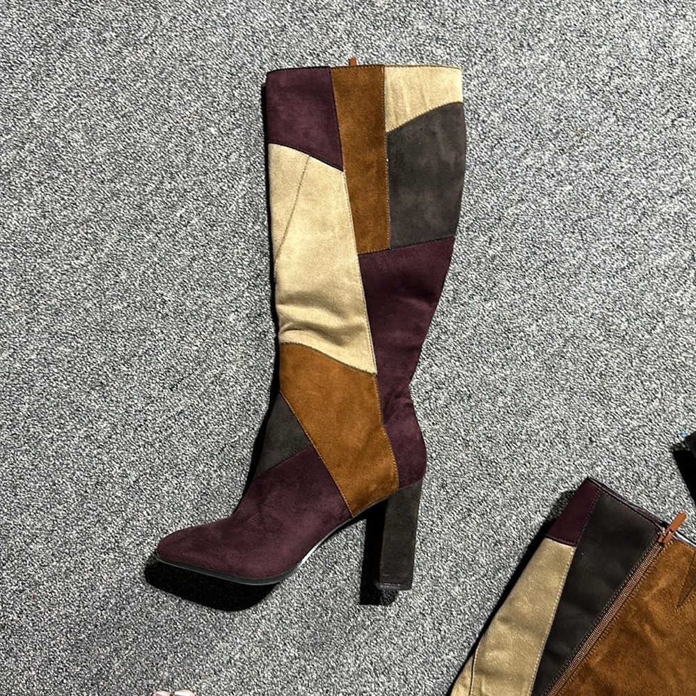 Suede boots, black color in the front and to the side